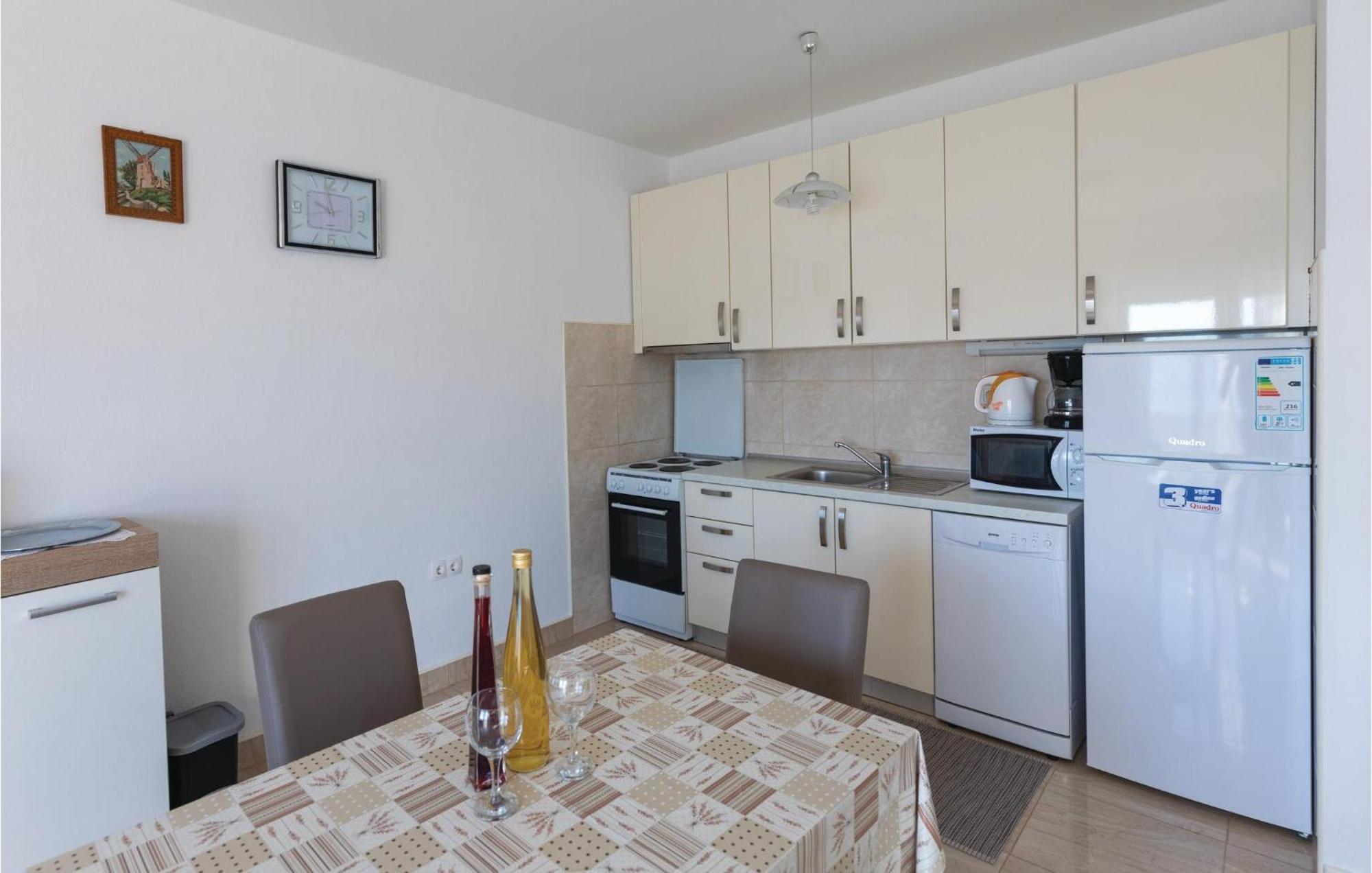 1 Bedroom Cozy Apartment In Клек Екстериор снимка